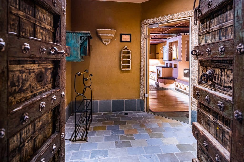 mediterana rajasthanihaus entrada sauna, ambiente relajante antes de entrar a la sauna