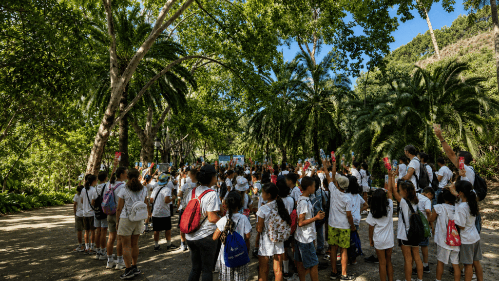 Grupo de escolares participando en actividades de educación ambiental y sostenibilidad en el Jardín Botánico Histórico La Concepción de Málaga.