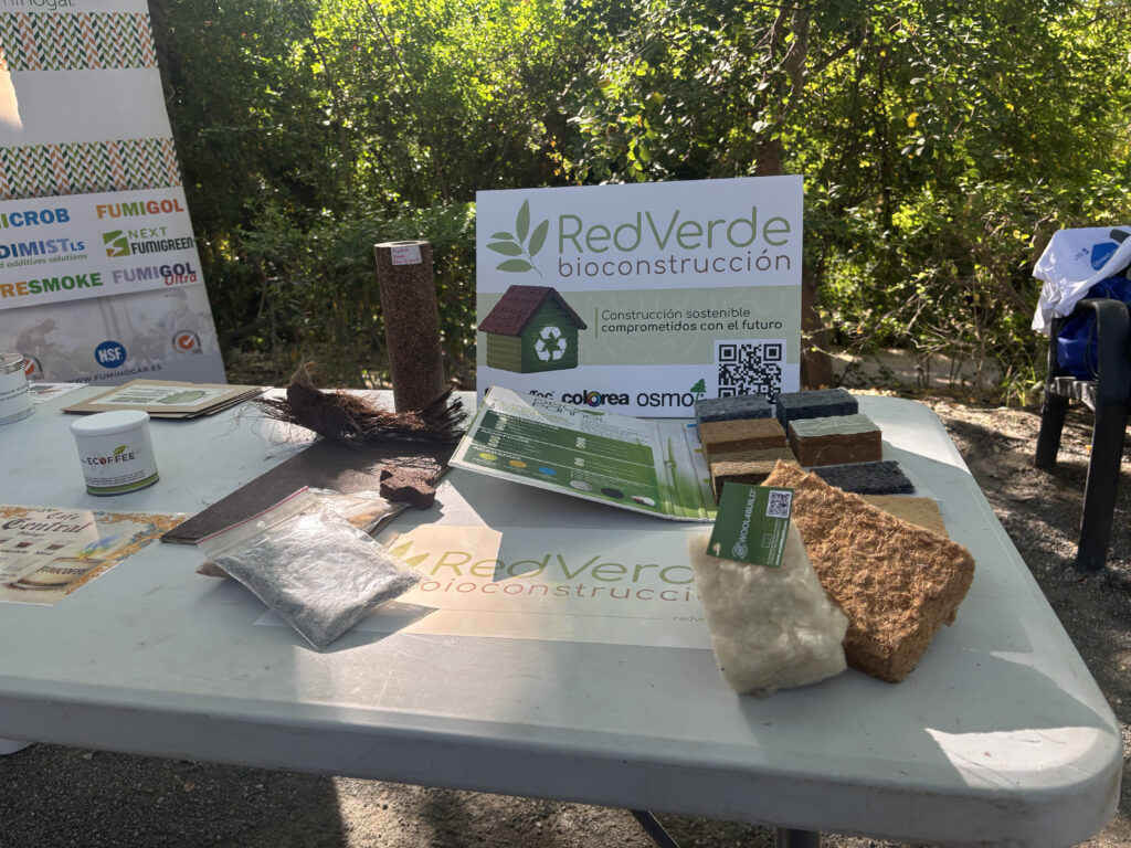 Exposición de materiales naturales, aislantes ecológicos y productos de economía circular presentada por RedVerde Bioconstrucción durante una jornada ambiental en Málaga.