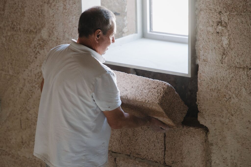 Instalación de bloques de cáñamo y cal Cânhamor en un proyecto de construcción saludable.