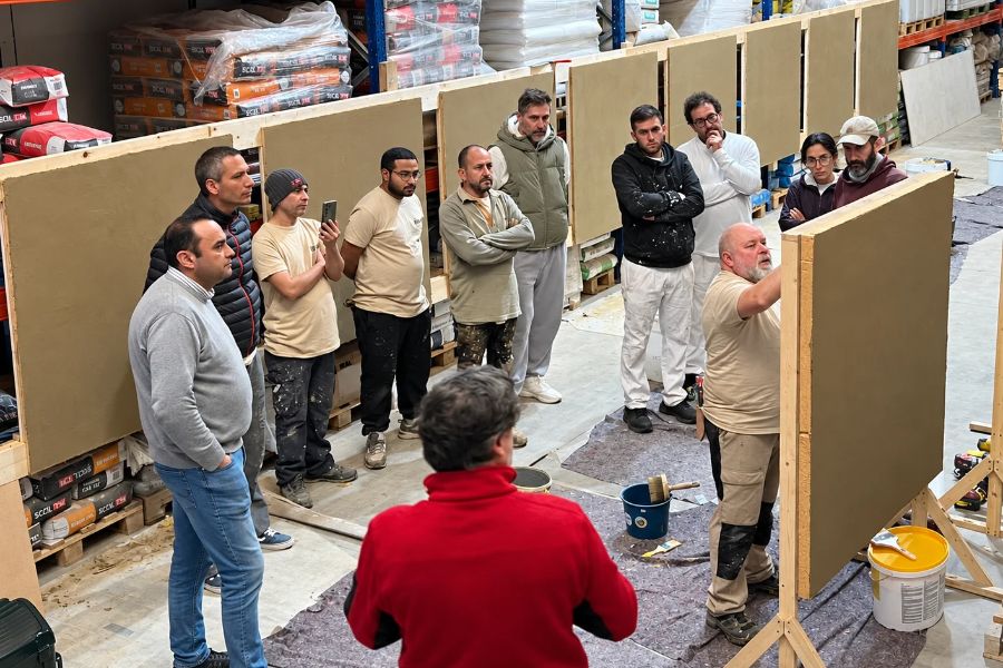 Grupo de profesionales durante un curso práctico de acabados minerales