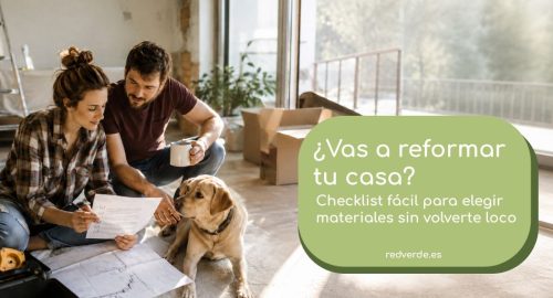 Pareja revisando planos junto a su perro para planificar la reforma de su casa