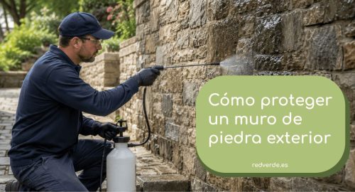 Profesional aplicando un tratamiento protector sobre un muro de piedra exterior natural